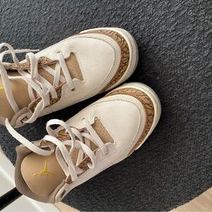 Kids Jordan 3 
Gently worn